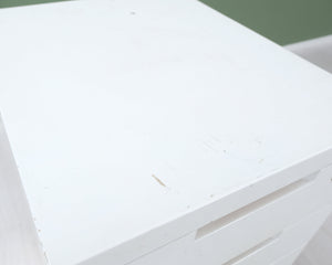 Valkoinen Artek laatikosto