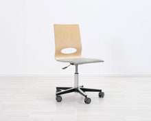 Load image into Gallery viewer, Avarte Yrjö Kukkapuro toimistotuoli vihreä / valkoinen
