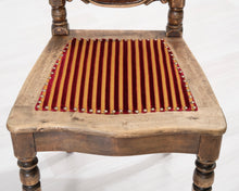 Lataa kuva Galleria-katseluun, Antiikkinen ruokatuoli raidallisella istuimella
