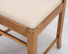 Lataa kuva Galleria-katseluun, Antiikkinen tuoli kangasistuimella
