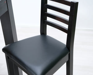 Baaripöytä ja kaksi tuolia tummanruskea