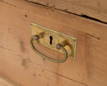 Lataa kuva Galleria-katseluun, Antiikkikaappi puinen
