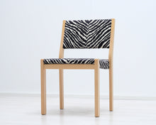 Lataa kuva Galleria-katseluun, Artek 611 tuoli seeprakankaalla II
