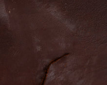 Lataa kuva Galleria-katseluun, Antiikkinen tuoli nahkaverhoilulla
