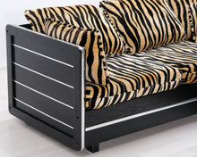 Load image into Gallery viewer, Asko kulmasohva tiikerikuviolla
