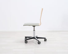 Load image into Gallery viewer, Avarte Yrjö Kukkapuro toimistotuoli vihreä / valkoinen
