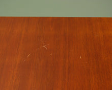 Lataa kuva Galleria-katseluun, Antiikkinen sivupöytä suorakaiteen muotoisella pöytälevyllä
