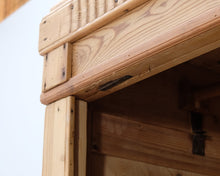 Lataa kuva Galleria-katseluun, Antiikkikaappi puinen
