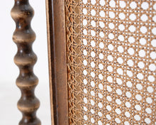 Lataa kuva Galleria-katseluun, Antiikkinen ruokatuoli raidallisella istuimella
