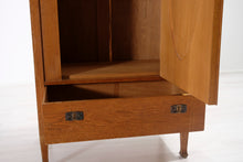 Lataa kuva Galleria-katseluun, Antiikkinen kaappi massiivitammesta
