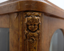 Lataa kuva Galleria-katseluun, Antiikkinen lipasto lasivitriinillä
