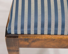 Lataa kuva Galleria-katseluun, Antiikkinen tuoli raidallisella istuimella
