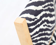 Lataa kuva Galleria-katseluun, Artek 611 tuoli seeprakankaalla II
