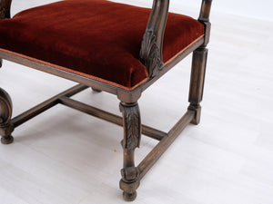 Barokkityylinen tuoli punaisella sametilla