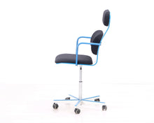 Load image into Gallery viewer, Avarte Yrjö Kukkapuro toimistotuoli sinisillä käsinojilla
