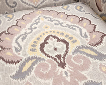 Load image into Gallery viewer, Ashley Wilcox nojatuoli kuviollisella verhoilulla
