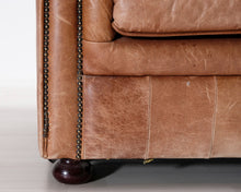 Load image into Gallery viewer, 3-istuttava Chesterfield-tyylinen nahkasohva ruskea
