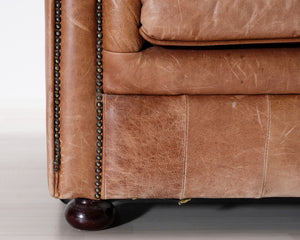 3-istuttava Chesterfield-tyylinen nahkasohva ruskea