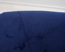 Load image into Gallery viewer, 3-istuttava kangassohva samettia tummansininen
