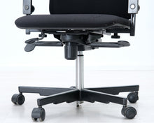 Load image into Gallery viewer, Avarte Yrjö Kukkapuro toimistotuoli niskatuella
