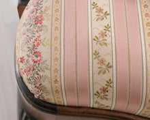 Lataa kuva Galleria-katseluun, Antiikkinen nojatuoli kukallisella istuimella
