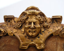 Lataa kuva Galleria-katseluun, Antiikkinen lipasto lasivitriinillä
