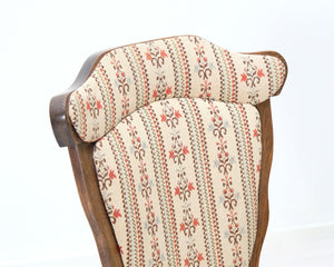 Antiikkinen tuoli kangasistuimella