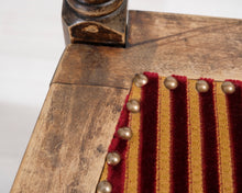 Lataa kuva Galleria-katseluun, Antiikkinen ruokatuoli raidallisella istuimella
