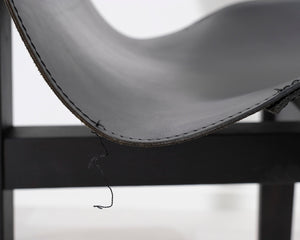 Kolmijalkainen tuoli musta