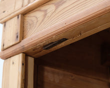 Lataa kuva Galleria-katseluun, Antiikkikaappi puinen
