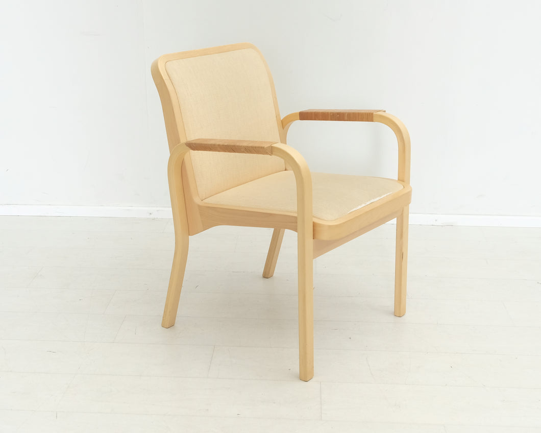 Artek 45 nojatuoli umpinaisella selkänojalla beige
