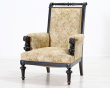 Lataa kuva Galleria-katseluun, Antiikkinen nojatuoli kukallisella istuimella
