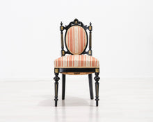 Lataa kuva Galleria-katseluun, Antiikkinen tuoli raidallisella istuimella
