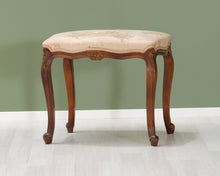 Lataa kuva Galleria-katseluun, Antiikkinen jakkara kangasistuimella
