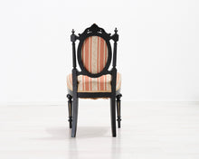Lataa kuva Galleria-katseluun, Antiikkinen tuoli raidallisella istuimella
