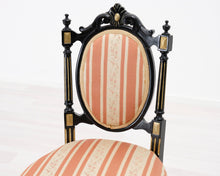 Lataa kuva Galleria-katseluun, Antiikkinen tuoli raidallisella istuimella
