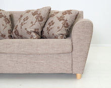 Load image into Gallery viewer, Asko 3-istuttava vuodesohva ruskea kukallinen
