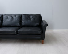 Lataa kuva Galleria-katseluun, 3-istuttava vintage nahkasohva musta
