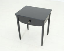 Load image into Gallery viewer, &quot;Rosita&quot; vanha puinen musta sivupöytä
