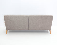 Load image into Gallery viewer, Asko kangassohva puisella reunalla ruskea
