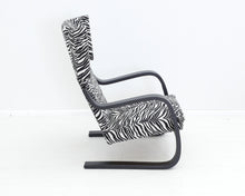 Lataa kuva Galleria-katseluun, Artek 401 nojatuoli zebra-kankaalla
