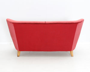 Vintage-sohva samettiverhoilulla punainen