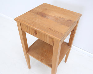 Pieni puinen pöytä vetolaatikolla