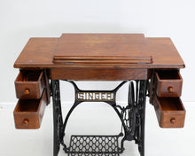 Ladda upp bild till gallerivisning, Singer ompelukonepöytä vuodelta 1922
