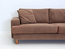 Lataa kuva Galleria-katseluun, Adea 3-istuttava sohva tummanruskea alcantara
