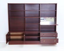 Lataa kuva Galleria-katseluun, 70-luvun kirjahylly
