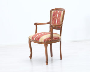 Käsinojallinen tuoli kangasverhoilulla punainen