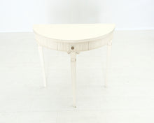 Lataa kuva Galleria-katseluun, Antiikkityylinen sivupöytä
