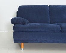 Lataa kuva Galleria-katseluun, 2-istuttava alcantara-sohva tummansininen
