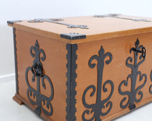 Lataa kuva Galleria-katseluun, 60-luvun säilytyskirstu
